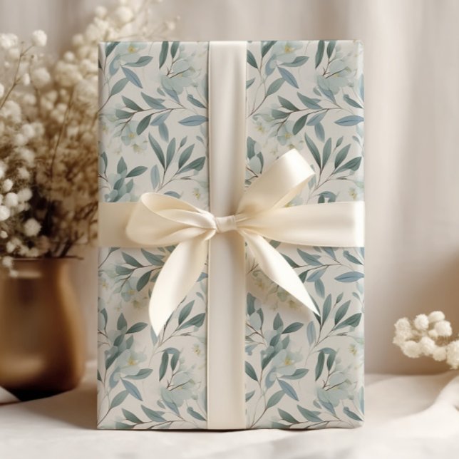 Papier Cadeau Elégante crème Feuille Eucalyptus (Blue green leaves on elegant cream-colored wrapping paper)