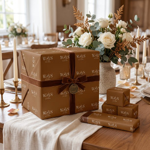 Papier Cadeau Élégants jeunes mariés au chocolat marron initial