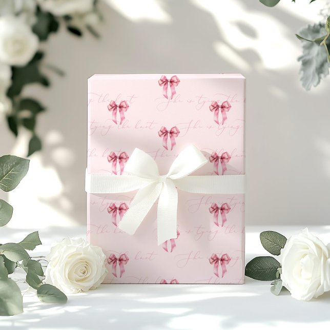 Papier Cadeau Elle noue le nœud papillon rose Enterrement de vie (Créateur téléchargé)