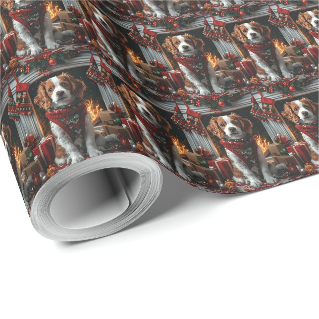 Papier Cadeau Épagneul breton avec cheminée de cadeaux de Noël  (Coin rond)