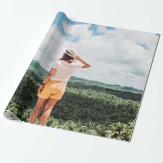 Papier Cadeau Femme debout près des arbres