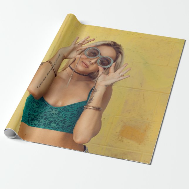 Papier Cadeau Femme en bralette bleue tenant des lunettes de sol (Déroulé)