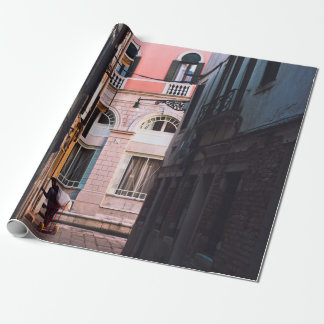 PAPIER CADEAU FEMME EN CHEMISE BLANCHE ET PANNES NOIRES MARCHANT
