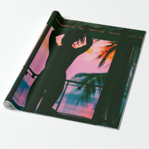 Papier Cadeau Femme en débardeur noir et pantalon debout sur le 