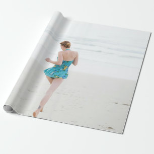 Papier Cadeau Femme marchant sur le rivage près de la plage