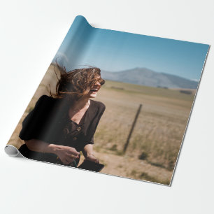 Papier Cadeau Femme souriante sur terrain brun et vert