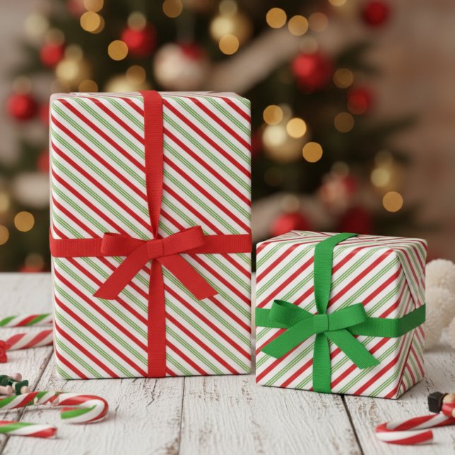 Papier Cadeau Festive Xmas Red Green White Diagonal Stripes (Festive Chirstmas Red and Green Candy Cane Stripes Pattern for Kids. Trendy Xmas Striped Gift Wrap)