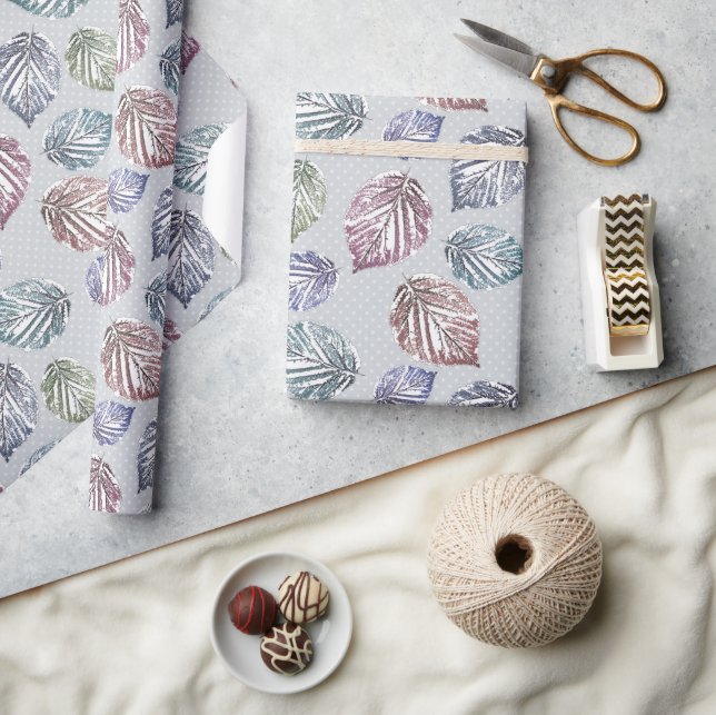 Papier Cadeau Feuilles d'open work sur un arrière - plan gris cl (Artisanat)
