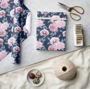 Papier Cadeau Fleurs blanches et roses sur bleu foncé.