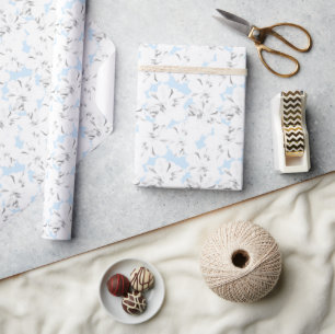 Papier Cadeau Fleurs blanches sur bleu clair.