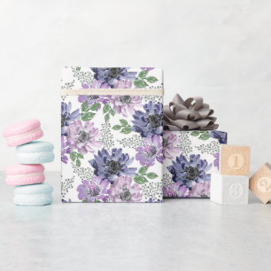 Papier Cadeau Fleurs bleues et lilas sur fond blanc.