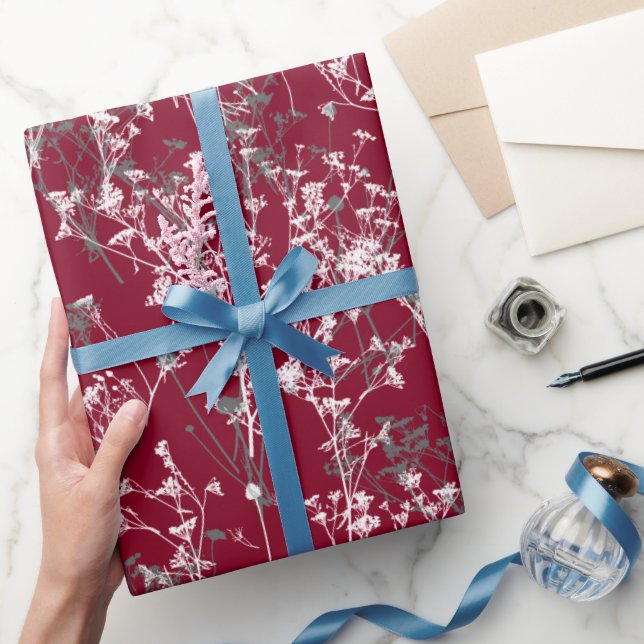 Papier Cadeau Fleurs sauvages gris élégant moderne sur rouge bor (Cadeaux)