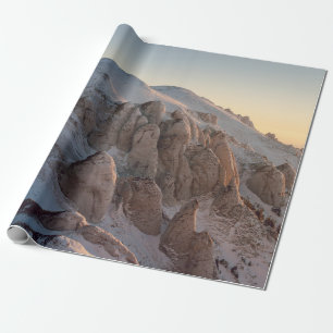 PAPIER CADEAU FORMATIONS DE GRANDES ROCHES COUVERTES DE NEIGE