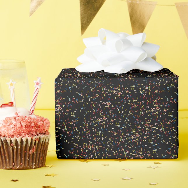 Papier Cadeau Gâteau D'Anniversaire Saupoudré Sur Noir (Fête d'anniversaire)