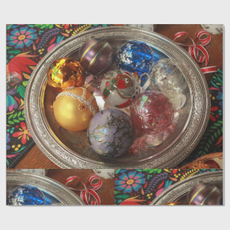 Papier Cadeau Glass ornaments in silver box with folk art