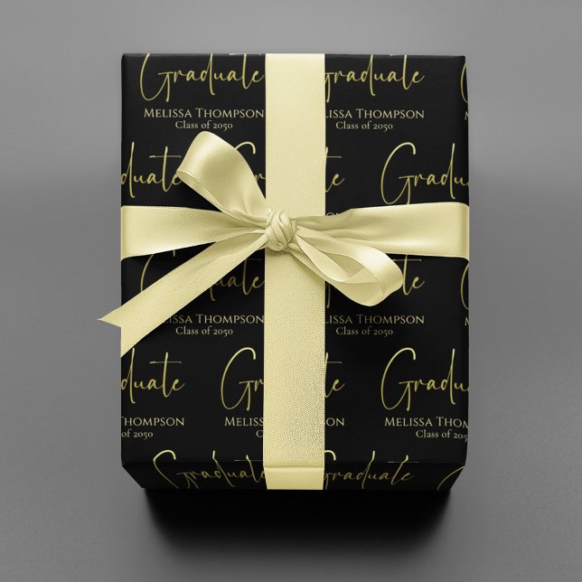 Papier Cadeau Gradué Gold Calligraphie Script moderne (Modern gold calligraphy “Graduate” script on black minimalist graduation gift wrap design.)