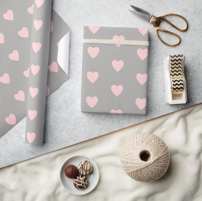 Papier Cadeau Gris aux coeurs roses (Artisanat)