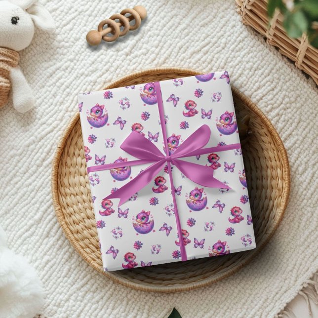 Papier Cadeau Hatching Bientôt Baby Cute Dinosaur Baby shower (Hatching Soon White and Pink Baby Dinosaur Wrapping Paper for Baby Shower)