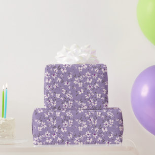 Papier Cadeau jolie petite fleur blanche violette avec fond bleu