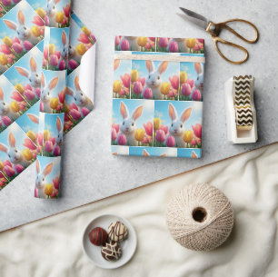 Papier Cadeau Lapin blanc dans un jardin de tulipes