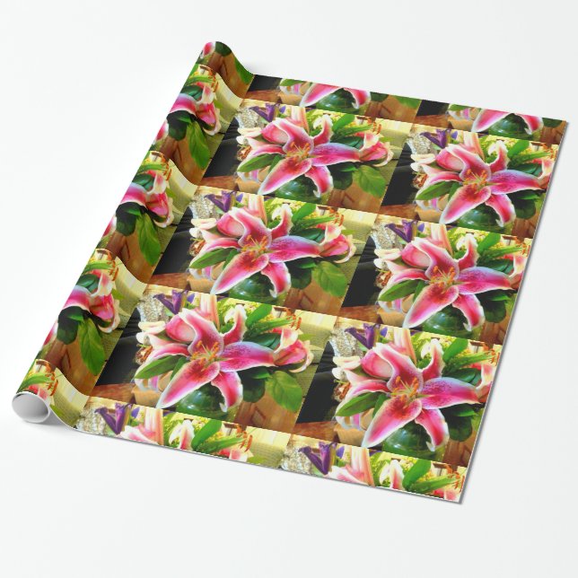 Papier Cadeau lys stargazer rose enveloppant du papier (Déroulé)