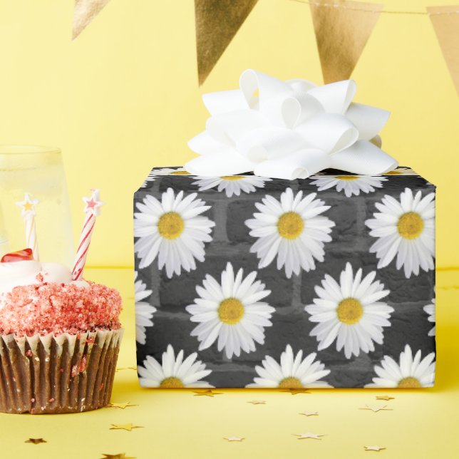 Papier Cadeau marguerite blanche sur arrière - plan en brique (Fête d'anniversaire)