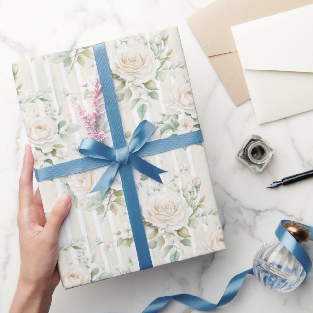 Papier Cadeau Mariage aux Roses Blanches aux Teintes Romantiques (Cadeaux)
