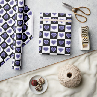 Papier Cadeau Motif à damiers noir et blanc, coeur violet