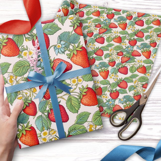 Papier Cadeau Motif de fraises d'été coloré (Wrapping paper featuring a colorful pattern with strawberries)