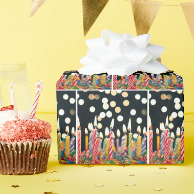 Papier Cadeau Nombreuses Bougies D'Anniversaire Sur Gâteau (Fête d'anniversaire)