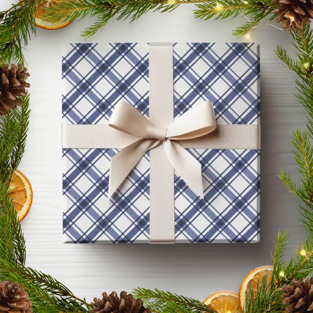 Papier Cadeau Papier à enveloppement bleu et blanc (Holiday Blue and White Checkered Plaid Wrapping Paper by Painted Paperie
)