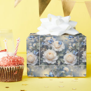 Papier Cadeau Papillons bleus dans un jardin de roses blanches