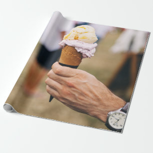 Papier Cadeau Personne tenant de la crème glacée sur le cône