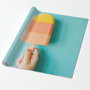 Papier Cadeau Personne tenant un cône de crème glacée jaune et m