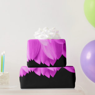 Papier Cadeau Pétales de fleurs roses chaudes sur noir