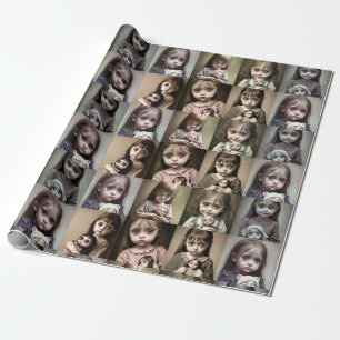 Papier Cadeau Petite fille déplaisante aux grands yeux et poupée