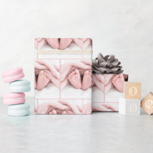 Papier Cadeau Pieds de bébé fille avec une marguerite blanche