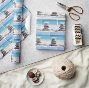 Papier Cadeau Plume blanc sur un cairn de plage