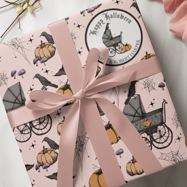 Papier Cadeau Porte-bébé rose Goth personnalisé Halloween (Elegant yet spooky Personalized Halloween Baby, New Mother, Expecting Mother Wrapping Paper in Pink.)