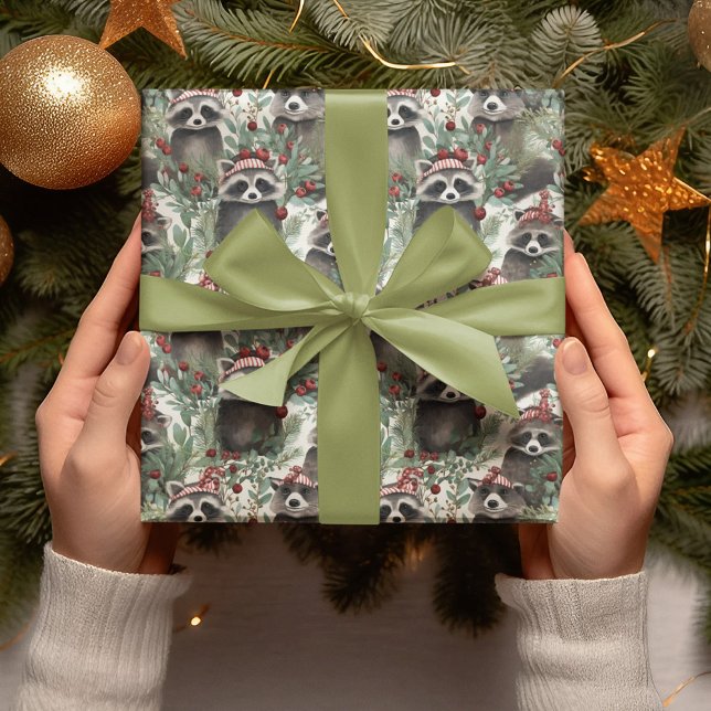 Papier Cadeau Raccoon Portant Le Casquette Entouré De Noël Plant (Créateur téléchargé)