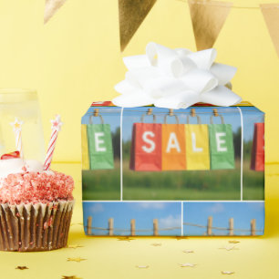 Papier Cadeau Sacs de shopping en solde sur une corde à linge