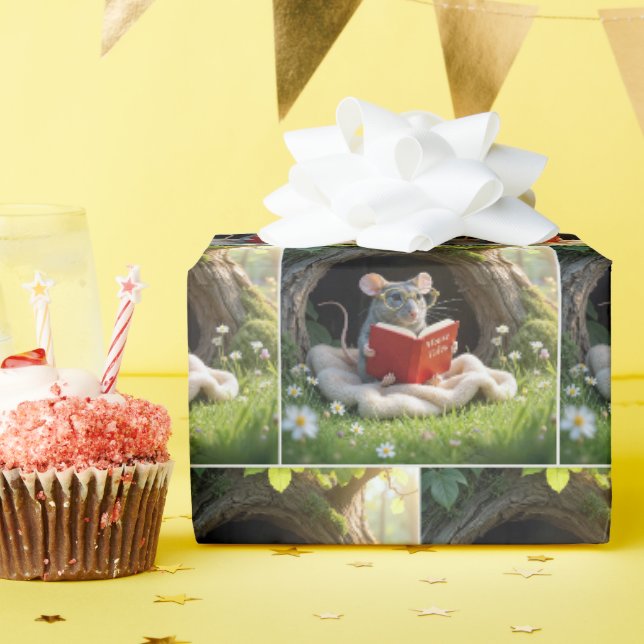 Papier Cadeau Souris lisant un livre rouge sur une couverture (Fête d'anniversaire)