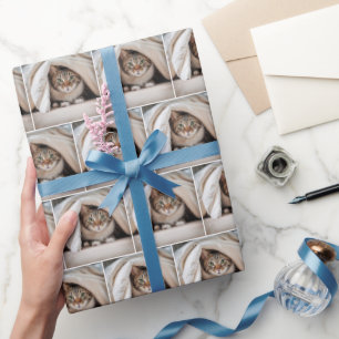 Papier Cadeau Tabby Chat se cachant sous une couverture