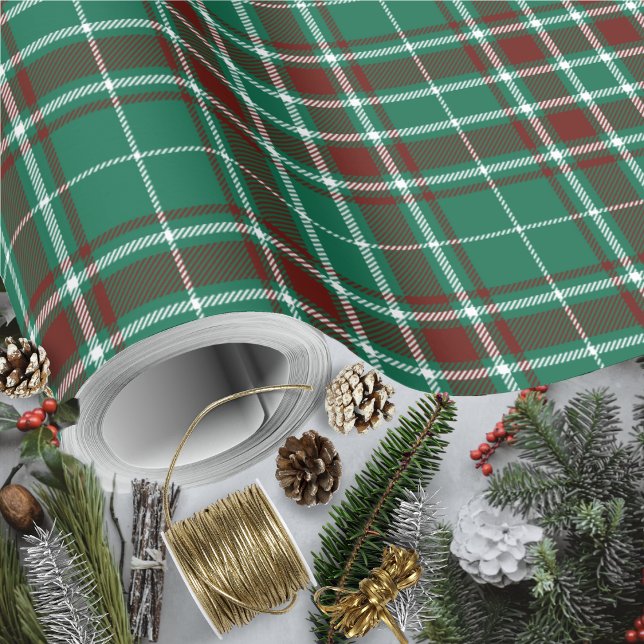 Papier Cadeau Tartan - Blanc vert et rouge rouet rousse (Tartan - Green White and Russet Red Wrapping Paper by Leapfroglisics Shop)