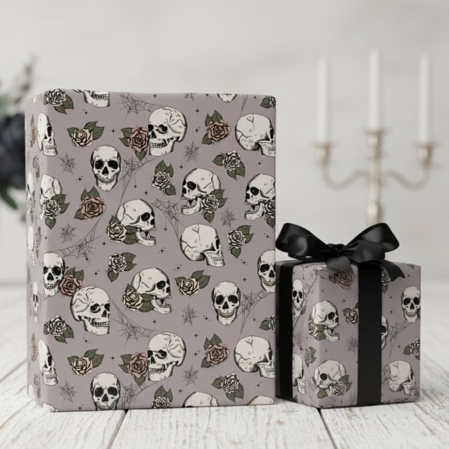 Papier Cadeau Taupe crânes gothiques et fleurs Roses (Taupe Gothic Floral Skull Wrapping Paper. Ornate Hand Drawn Vintage Skulls & Roses in Black Ink)