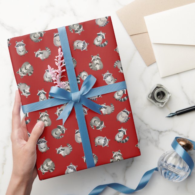 Papier Cadeau Tossed Watercolor Raccoons on Red (Cadeaux)