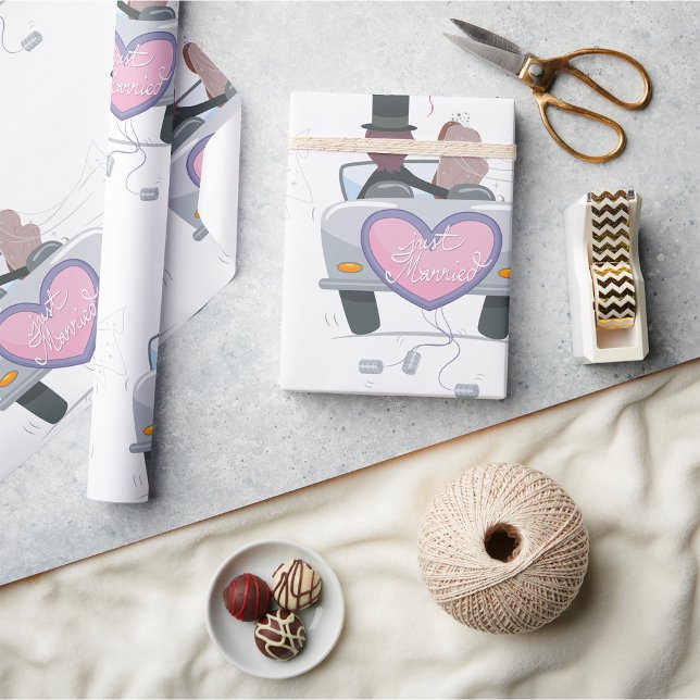 Papier Cadeau Un Couple Marié Qui Conduit (Créateur téléchargé)