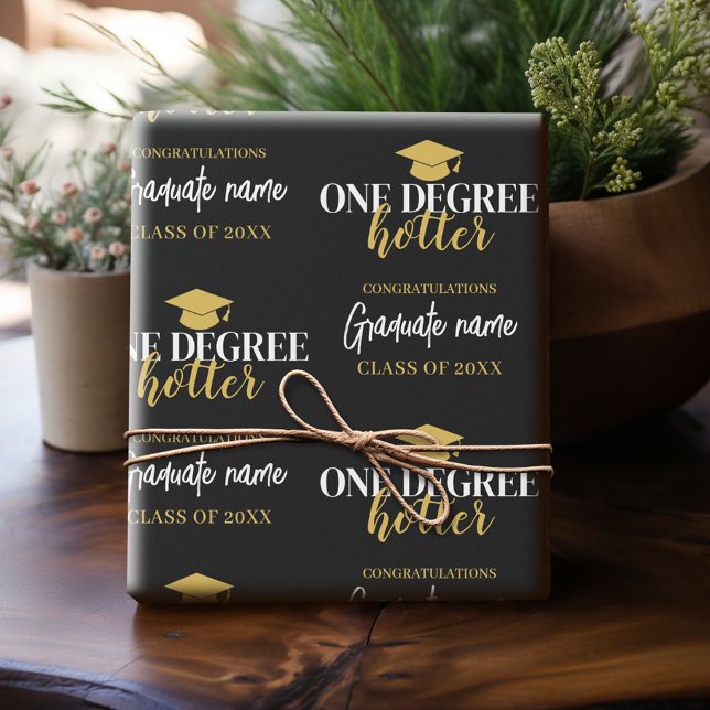 Papier Cadeau Un degré Hotter - Script de graduation en or noir (Custom Graduation Wrapping Paper)