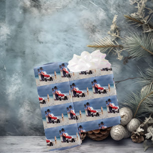 Papier Cadeau Un Enfant Regarde Le Père Noël Assis Sur La Plage