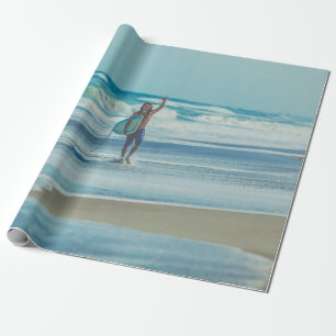 Papier Cadeau Un homme transportant du surf à la plage